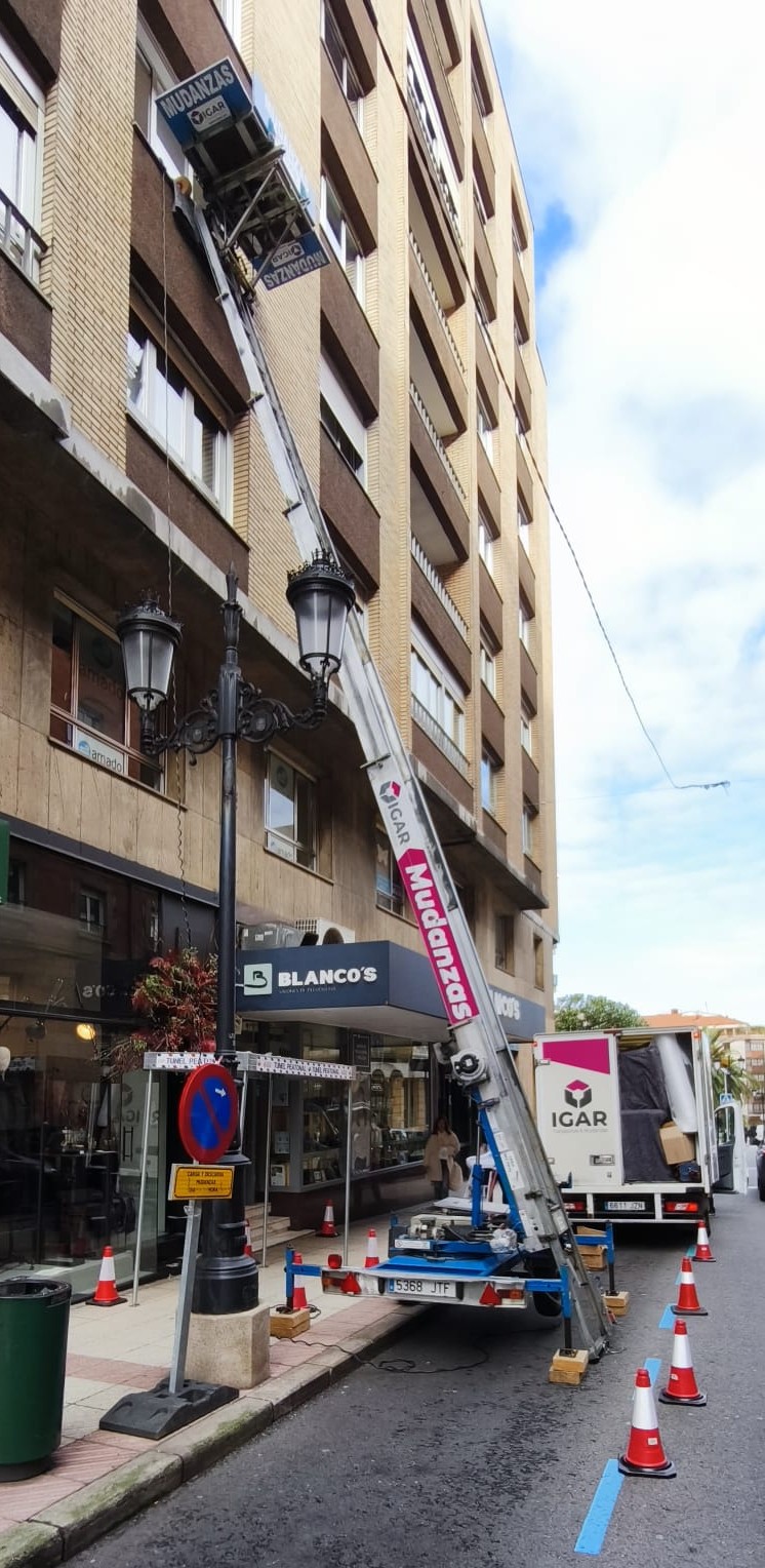Mudanza en Oviedo con elevador exterior de Mudanzas IGAR
